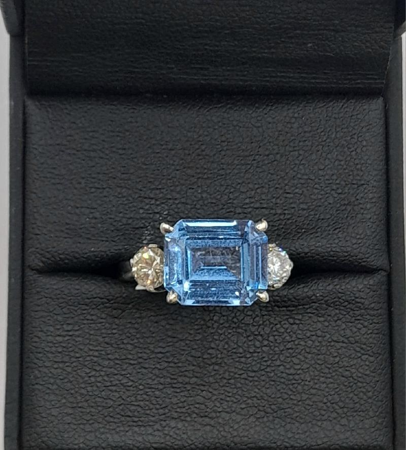 18ct white gold diamond ring in size M with sparkling diamonds, showcasing elegant jewelry design.