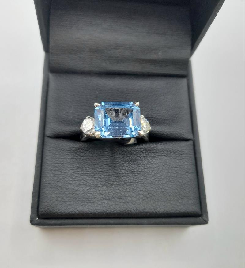 18ct white gold diamond ring in size M with sparkling diamonds, showcasing elegant craftsmanship and fine jewelry details.