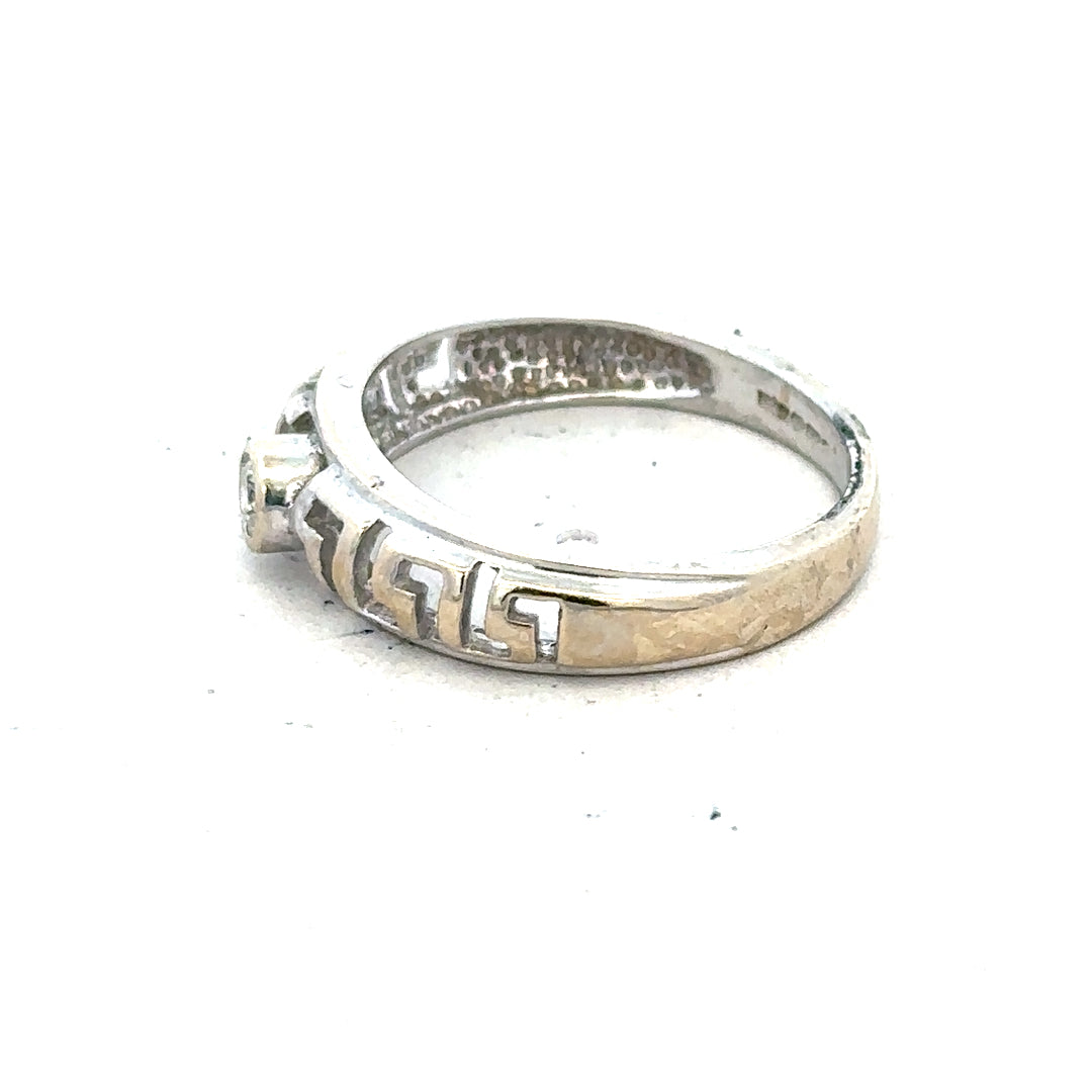 18ct white gold diamond ring size N with a sparkling diamond, showcasing an elegant and classic jewelry design.