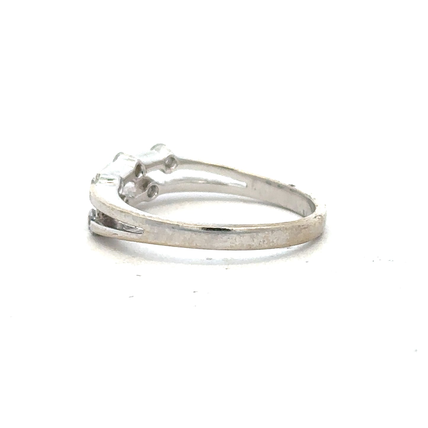 18ct white gold diamond ring in size O with sparkling diamonds, featuring a classic design and elegant craftsmanship.