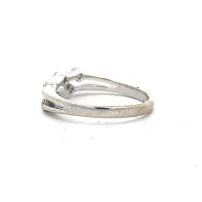 18ct white gold diamond ring in size O with sparkling diamonds, featuring a classic design and elegant craftsmanship.