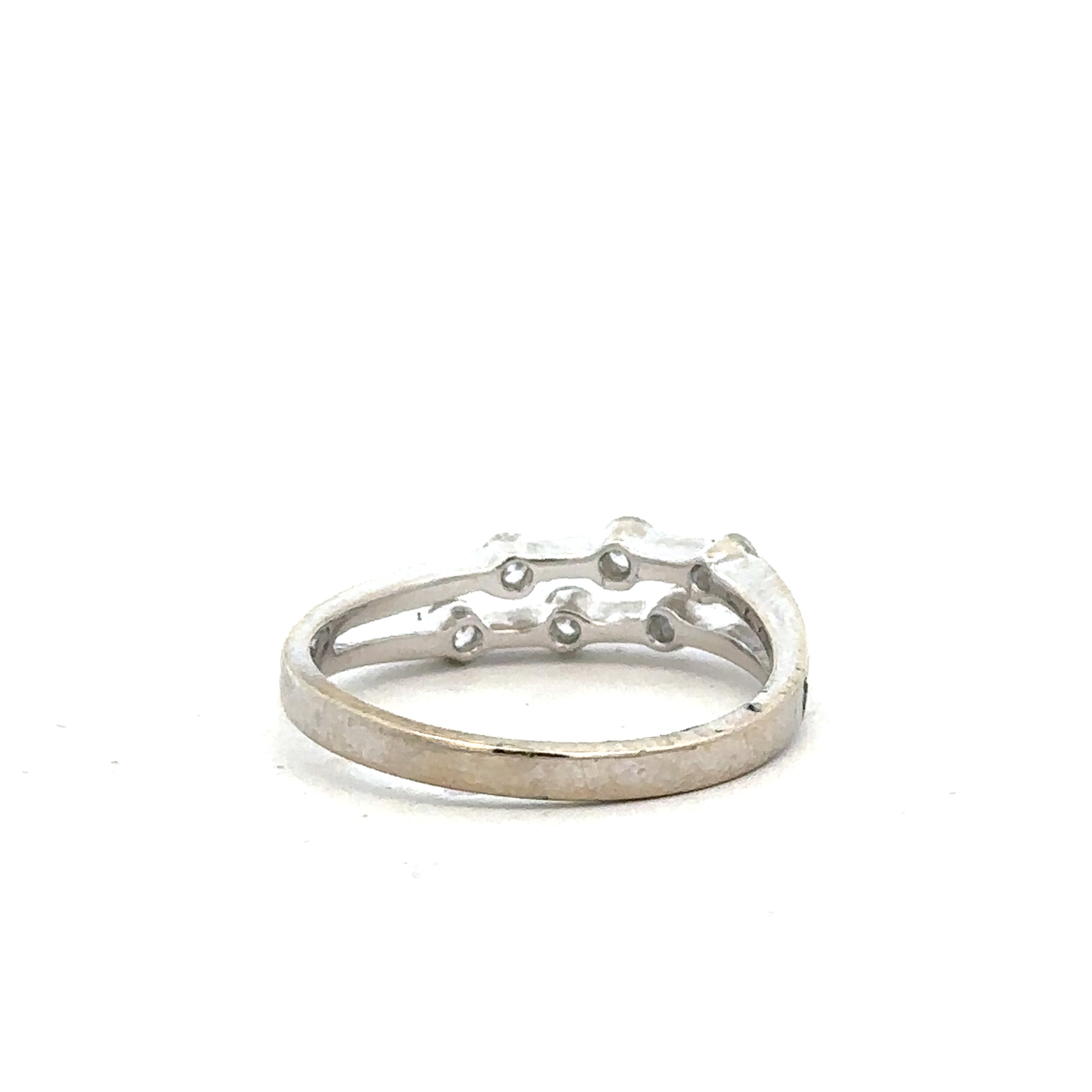 18ct white gold diamond ring in size O with sparkling diamonds, showcasing elegant jewelry design.