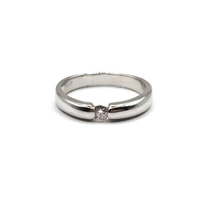 18ct white gold single diamond ring with a sparkling round diamond, showcasing a sleek and elegant jewelry design.