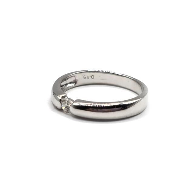 18ct white gold single diamond ring with a sparkling diamond setting, showcasing elegant jewelry craftsmanship.