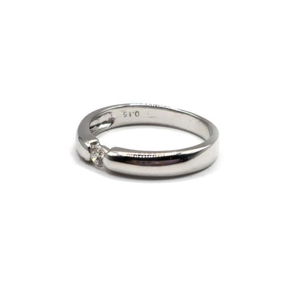 18ct white gold single diamond ring with a sparkling diamond setting, showcasing elegant jewelry craftsmanship.