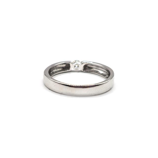 18ct white gold single diamond ring with a sparkling diamond, showcasing elegant jewelry design and fine craftsmanship.