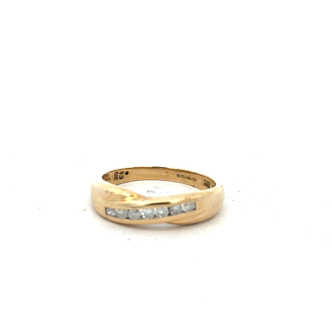 18ct yellow gold ring with 1/4 carat diamond, size Q, featuring a classic design and sparkling gemstone.