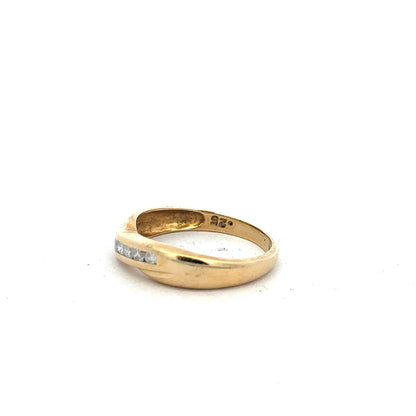 18ct yellow gold diamond ring with 1/4 carat diamond, size Q, featuring a classic design and unbranded craftsmanship.