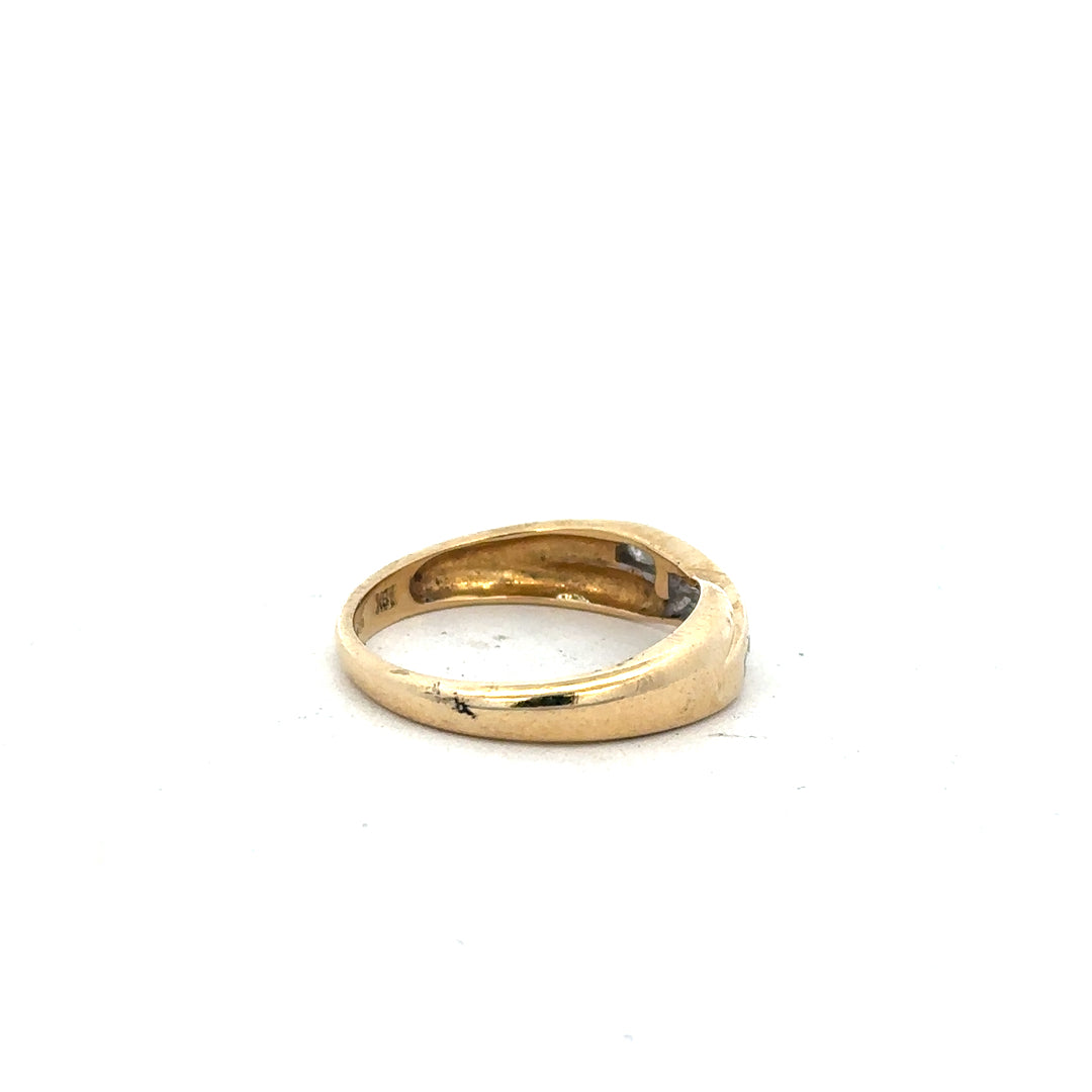 18ct yellow gold ring with 1/4 carat diamond in size Q, showcasing a sparkling gemstone and elegant band design.