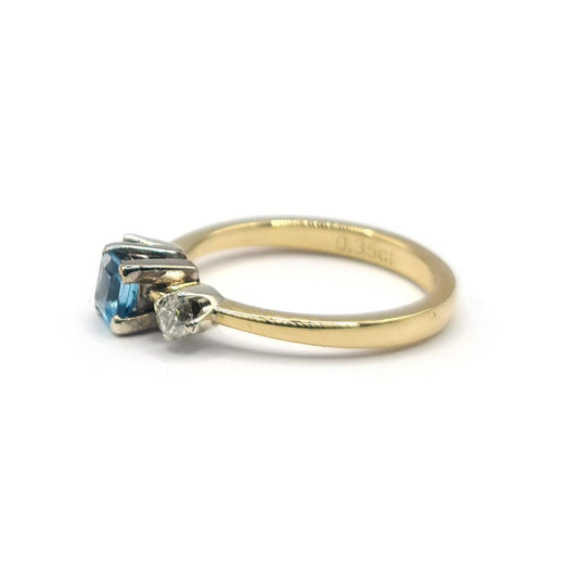 18ct yellow gold ring with 0.35ct topaz and 0.14ct diamond accents, featuring a classic design and elegant craftsmanship.