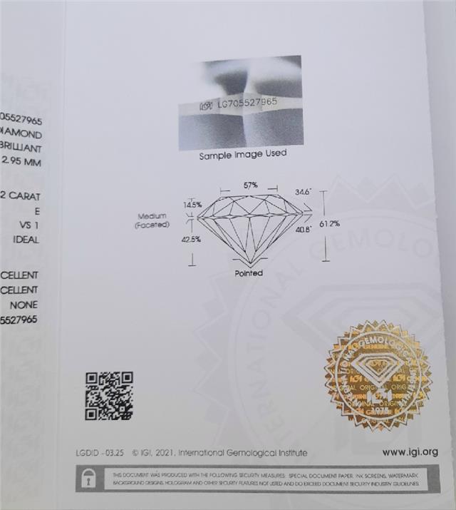 18ct yellow gold lab diamond earrings with 0.84ct total weight, Colour E, VS1 clarity, IGI certified, elegant jewelry design