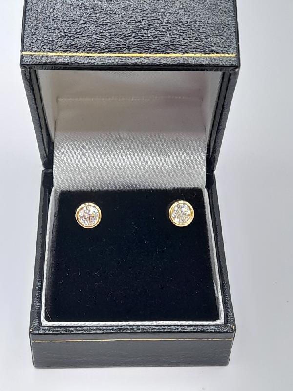 18ct yellow gold lab diamond earrings with 0.84ct diamonds, color E, VS1 clarity, IGI certified, elegant jewelry accessory