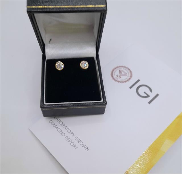 18ct yellow gold lab diamond earrings with 0.84ct diamonds, color E, VS1 clarity, IGI certified.