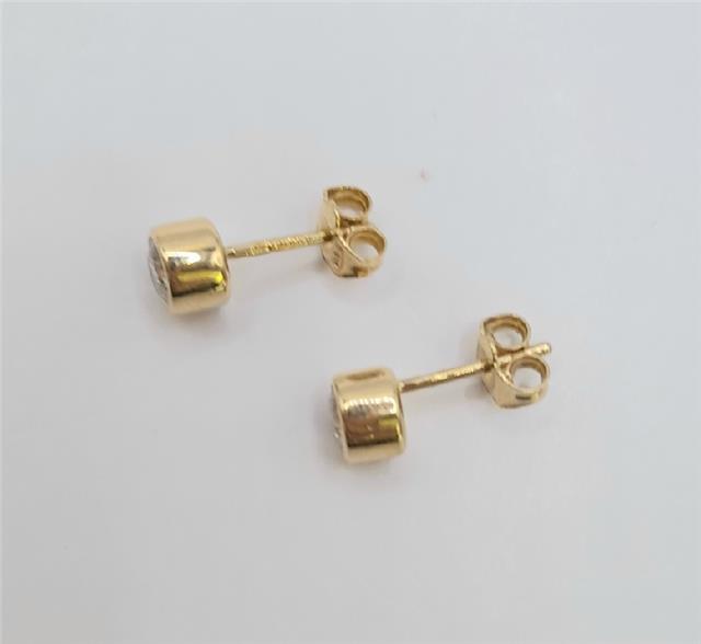 18ct yellow gold lab diamond earrings with 0.84ct diamonds, color E, VS1 clarity, certified by IGI.