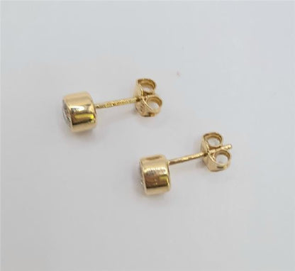 18ct yellow gold lab diamond earrings with 0.84ct diamonds, color E, VS1 clarity, certified by IGI.