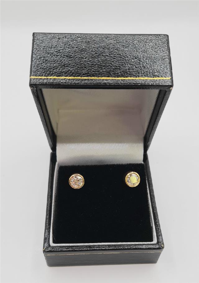 18ct yellow gold lab diamond earrings with 0.84ct total, color E, VS1 clarity, IGI certified, elegant jewelry accessory