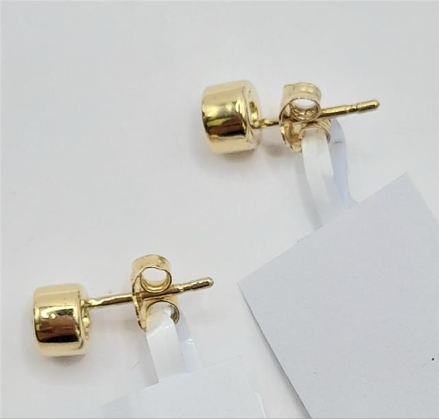 18ct yellow gold lab diamond earrings with 0.84ct, color E, VS1 clarity, IGI certification, featuring sparkling diamond stones.