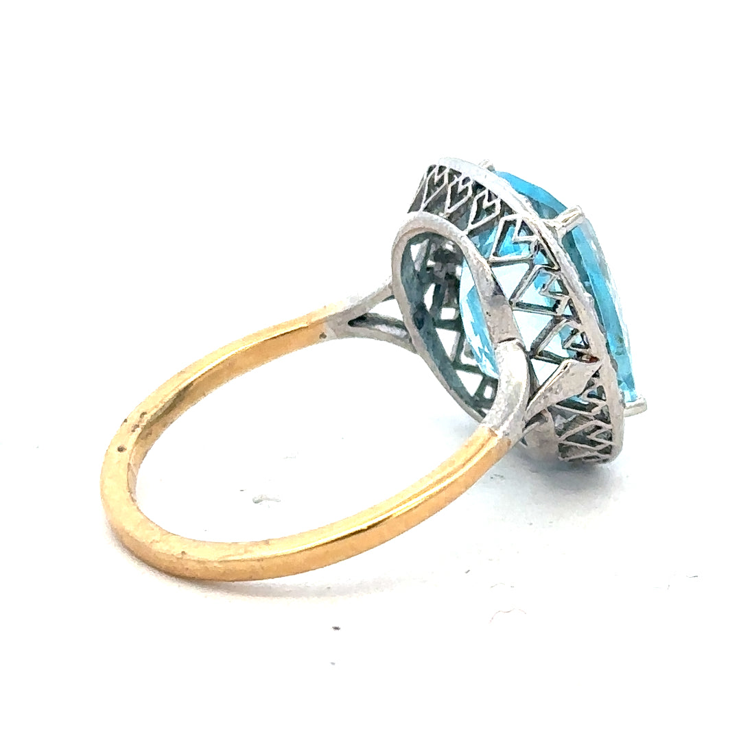 18ct yellow gold ring featuring a 10.70 carat topaz centerpiece with 0.40 carats of diamonds, size R.
