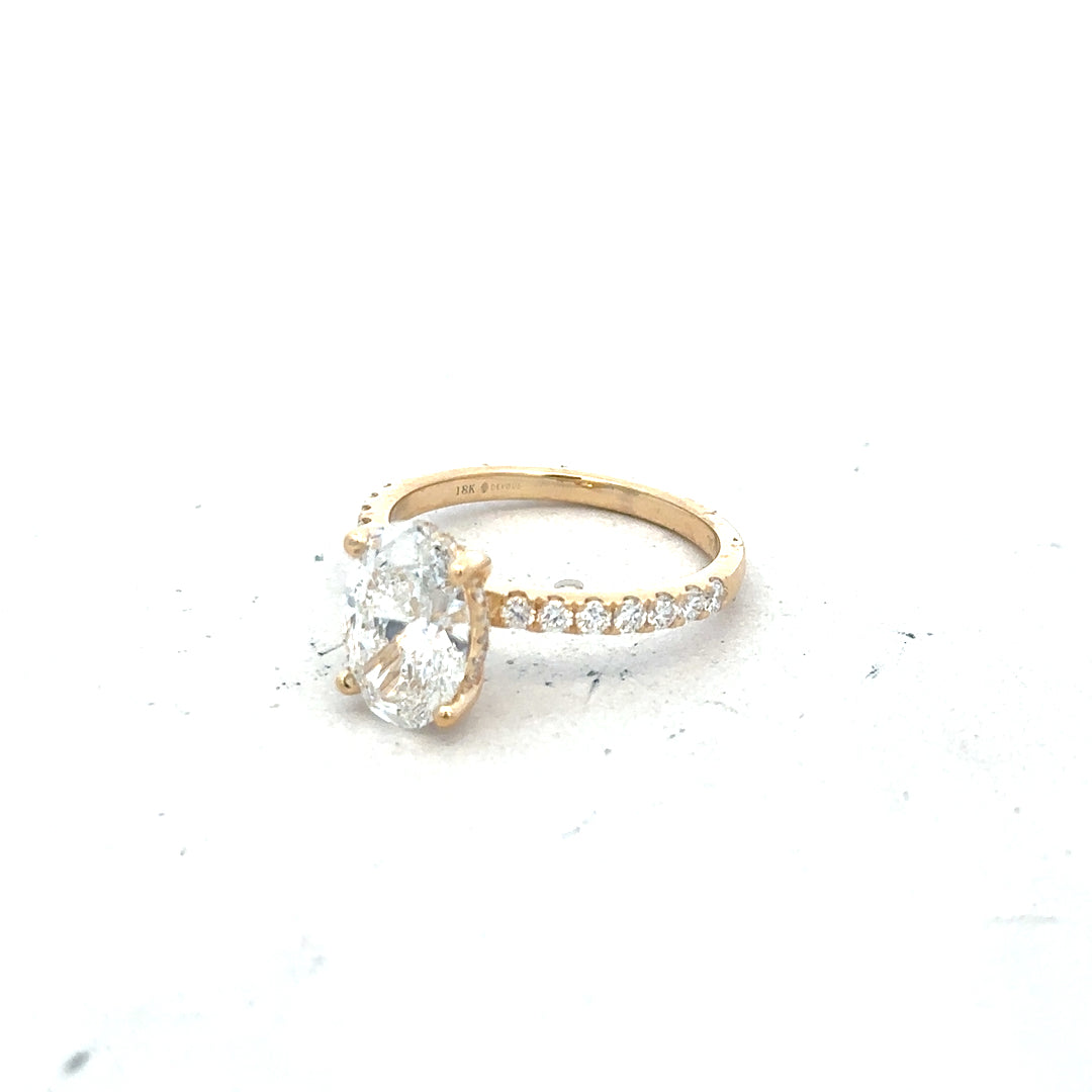 18ct yellow gold ring with 2.1ct VS1 F lab-grown diamond, size M, featuring a sparkling central gemstone and elegant design.