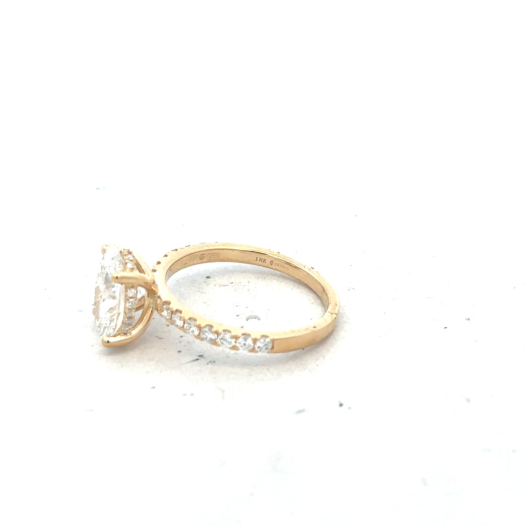 18ct yellow gold ring with 2.1ct VS1 F lab-grown diamond, size M, featuring a sparkling central gemstone and elegant design.