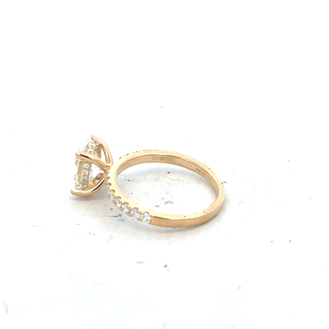 18ct yellow gold ring featuring a 2.1ct VS1 F lab-grown diamond, size M, with a detailed close-up of the sparkling gemstone and band.