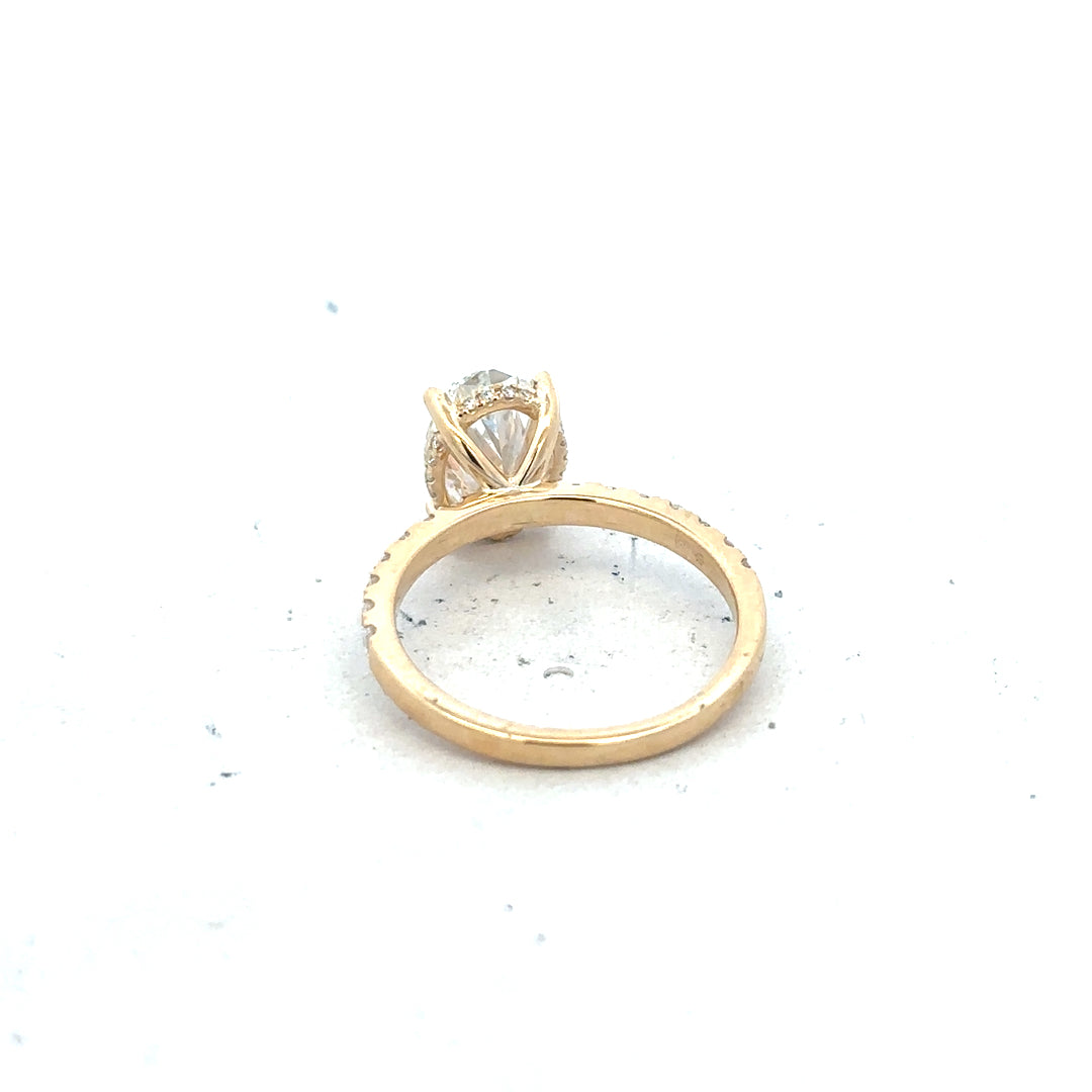 18ct yellow gold ring with a 2.1-carat VS1 F lab-grown diamond, size M, featuring a detailed close-up of the sparkling gemstone.