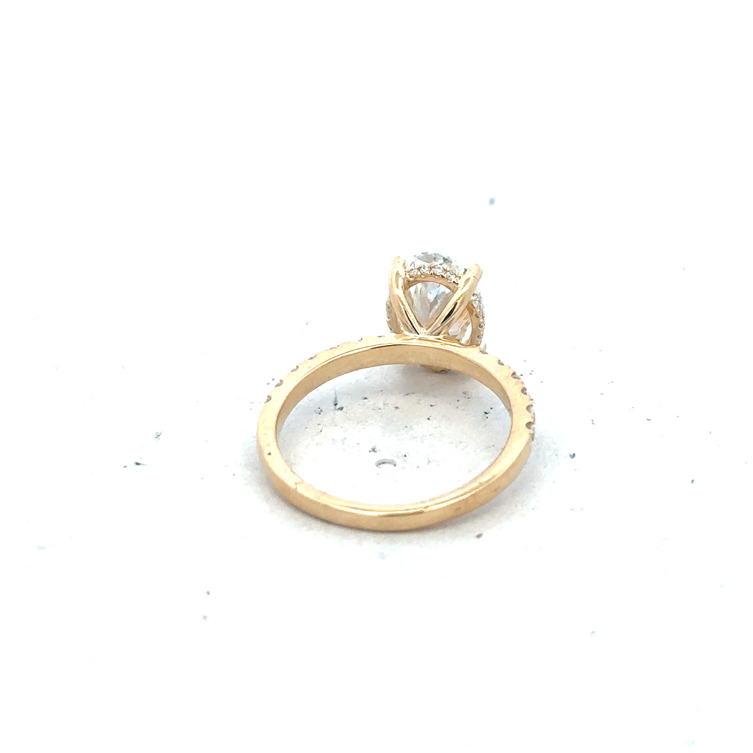 18ct yellow gold diamond ring with 2.1ct VS1 F lab-grown diamond, size M, featuring a sparkling central stone and elegant design.