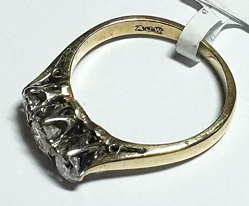 18ct yellow gold ring with three diamonds in size K, featuring a classic and elegant design.