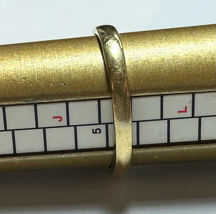 18ct yellow gold ring with three diamonds in size K, elegant jewelry featuring a classic design and sparkling gemstones.