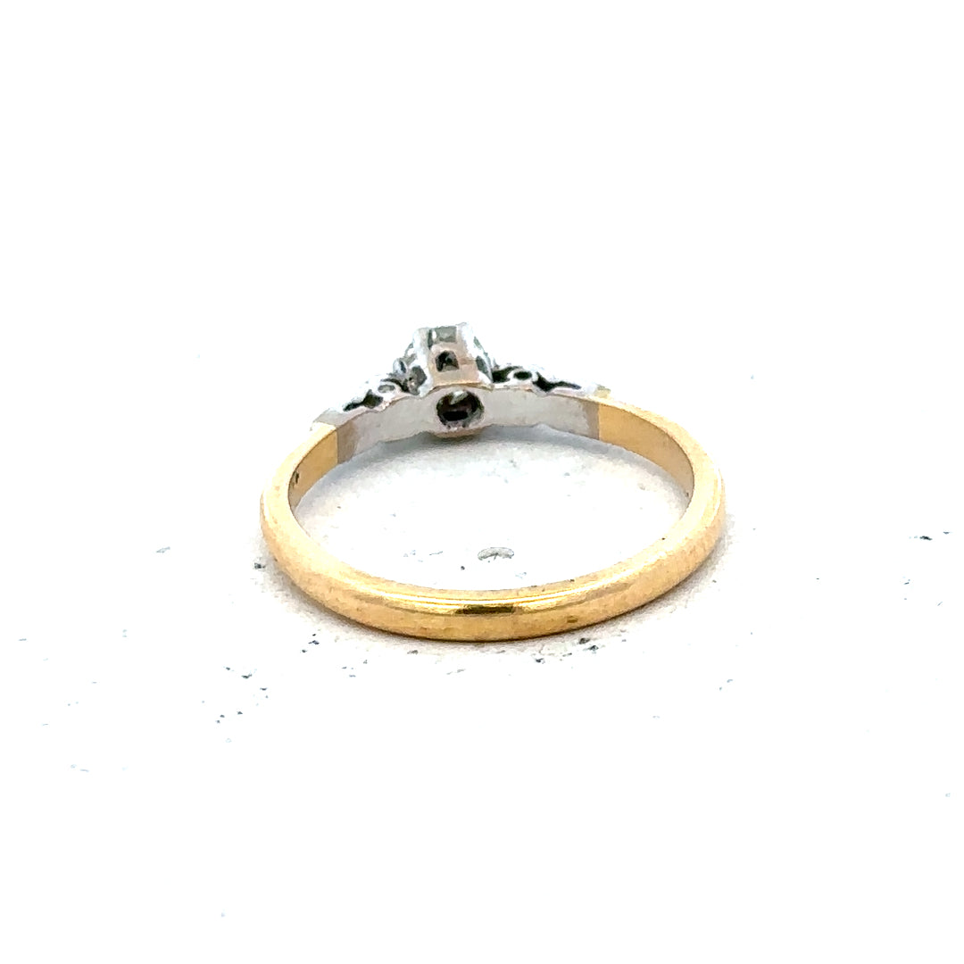 18ct yellow gold and platinum diamond ring, size M, featuring sparkling diamonds, unbranded jewelry with 2.6g weight.