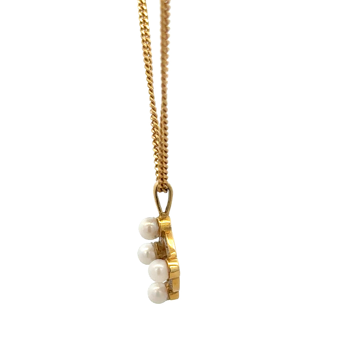 18ct yellow gold chain with pendant, weighing 4.3g, featuring a classic design and secure clasp.
