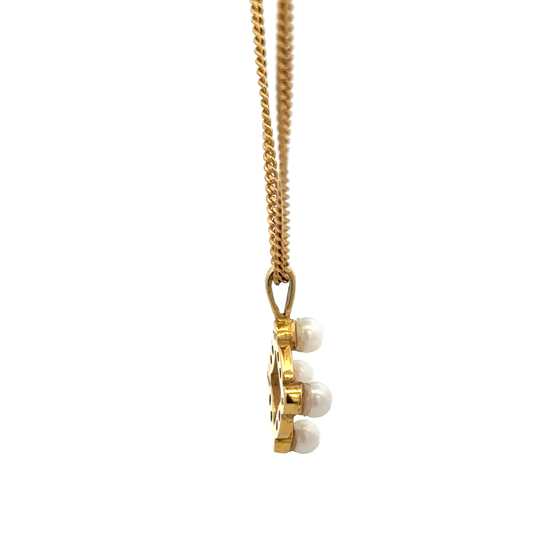 18ct yellow gold chain with pendant, 4.3g, showcasing a fine jewelry piece with detailed craftsmanship and a polished finish.