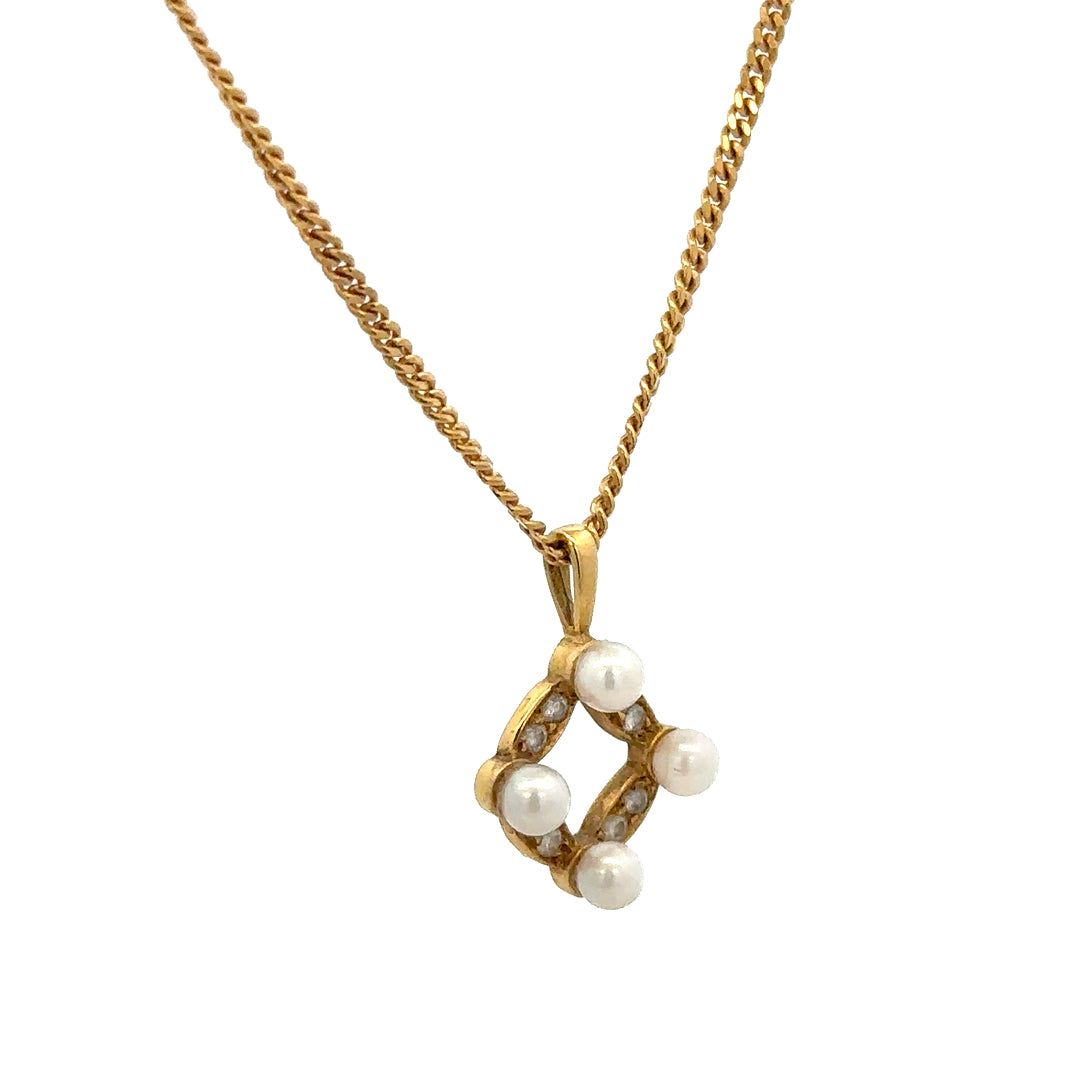 18ct yellow gold chain with pendant, unbranded, 4.3g, close-up showing detailed craftsmanship and polished finish.