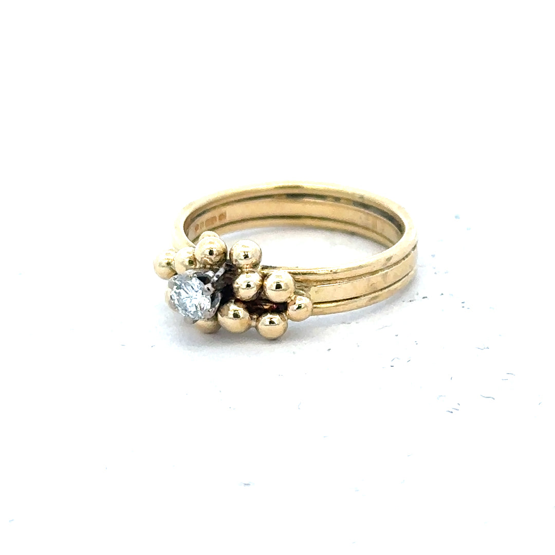 18ct yellow gold diamond ring in size I with sparkling diamonds, elegant jewelry piece.