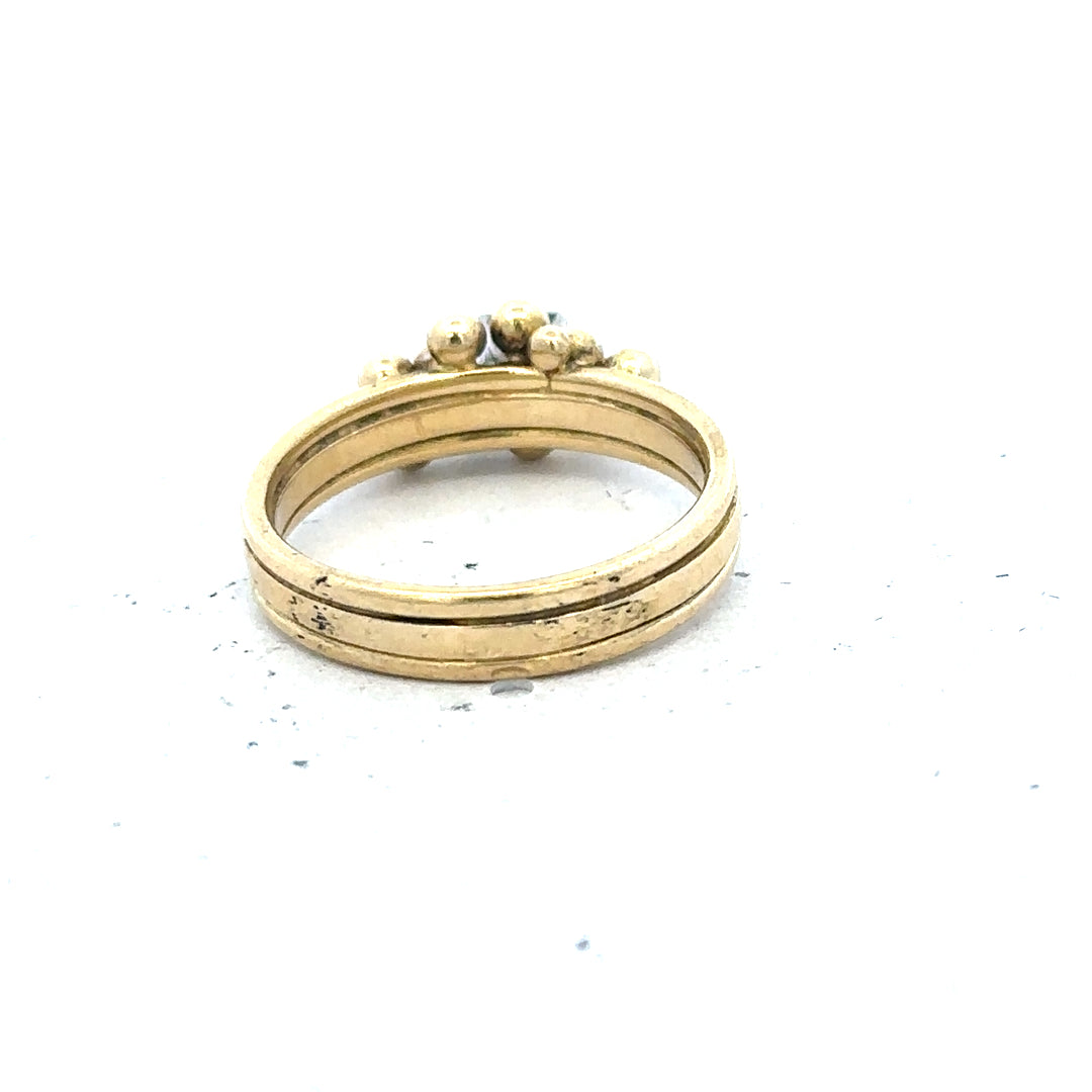 18ct yellow gold diamond ring in size I featuring a sparkling central diamond and intricate band design.