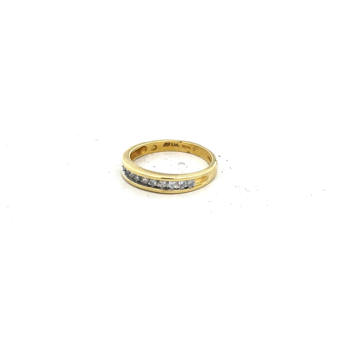 18ct yellow gold diamond ring in size L with sparkling diamonds, elegant jewelry piece with a classic design.