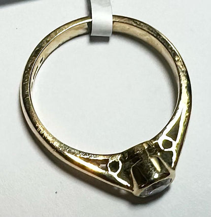 18ct yellow gold diamond ring in size L1/2 with sparkling diamonds, showcasing a elegant and refined jewelry design.
