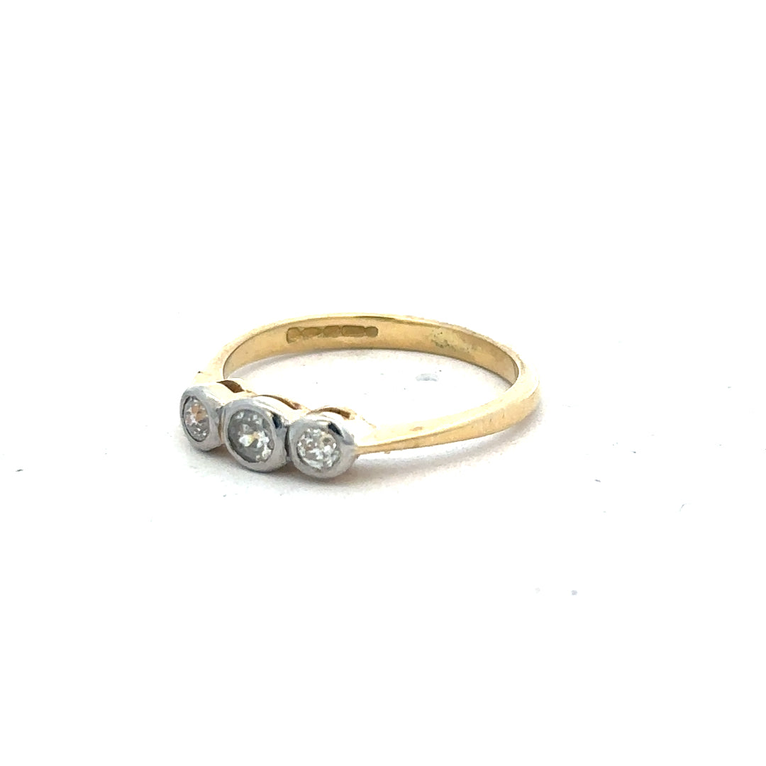 18ct yellow gold diamond ring in size O with sparkling diamonds, elegant jewelry design, unbranded, high-quality craftsmanship.