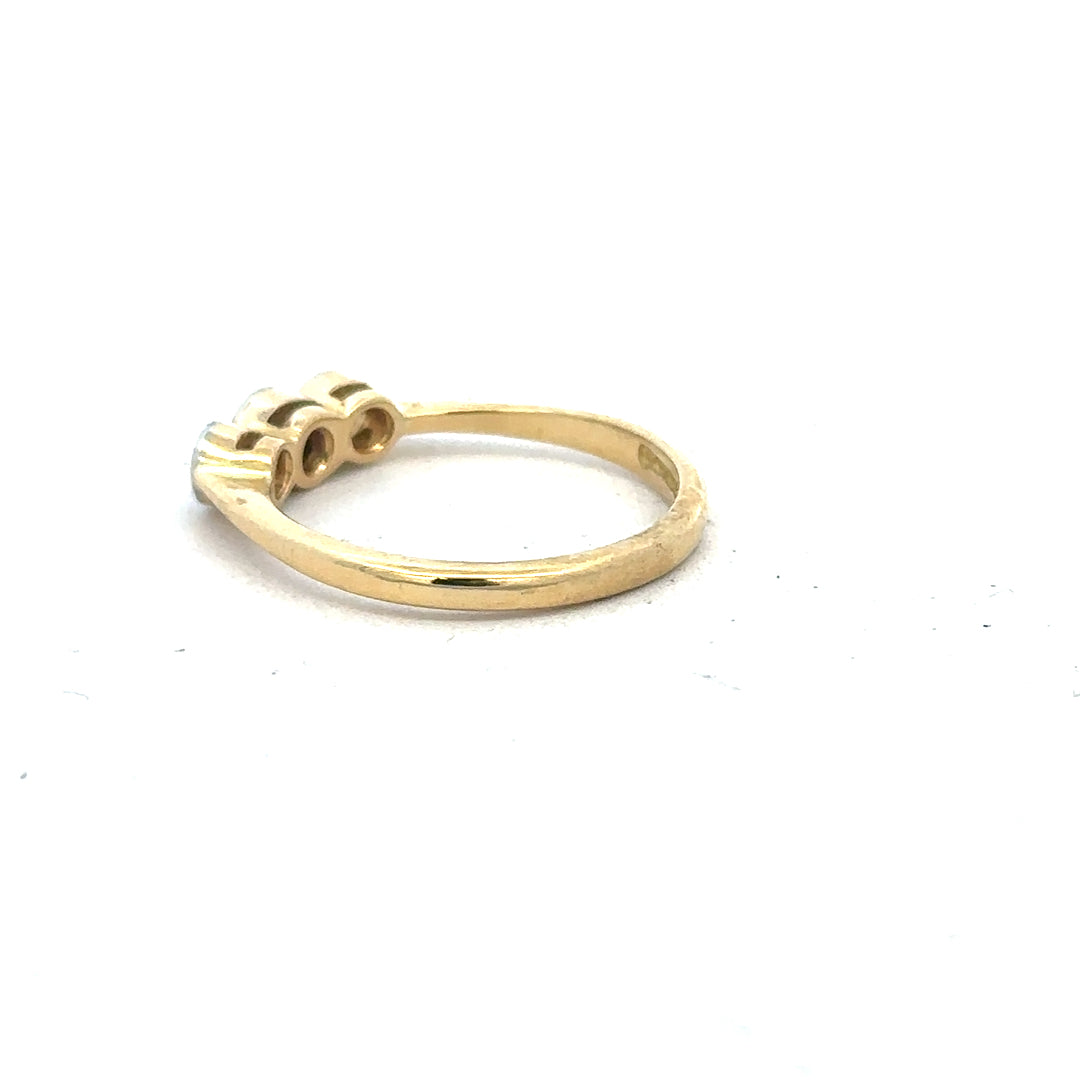 18ct yellow gold diamond ring in size O with sparkling diamonds, elegant jewelry piece with a classic design.