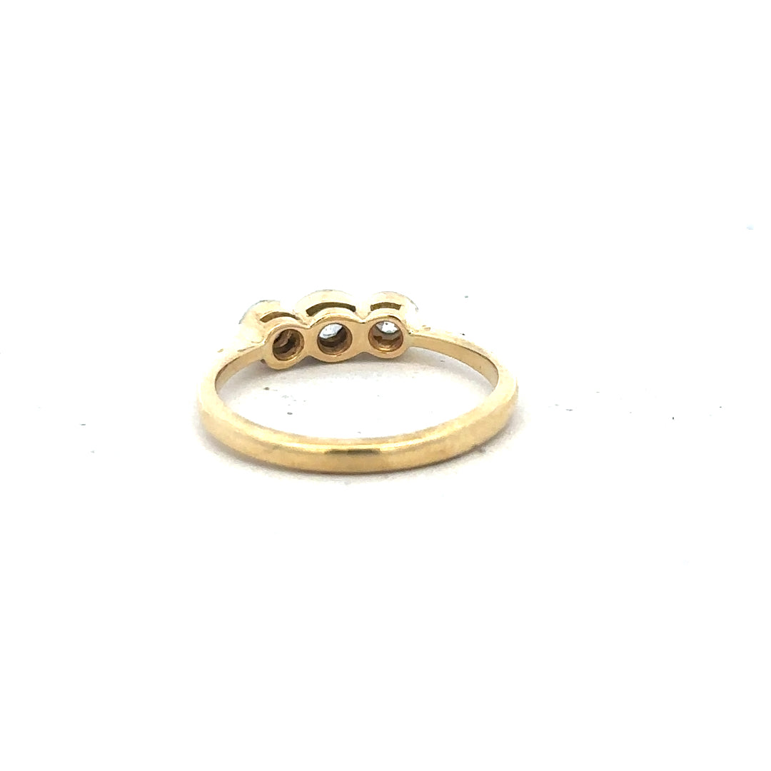 18ct yellow gold diamond ring in size O with sparkling diamonds, elegant jewelry piece.