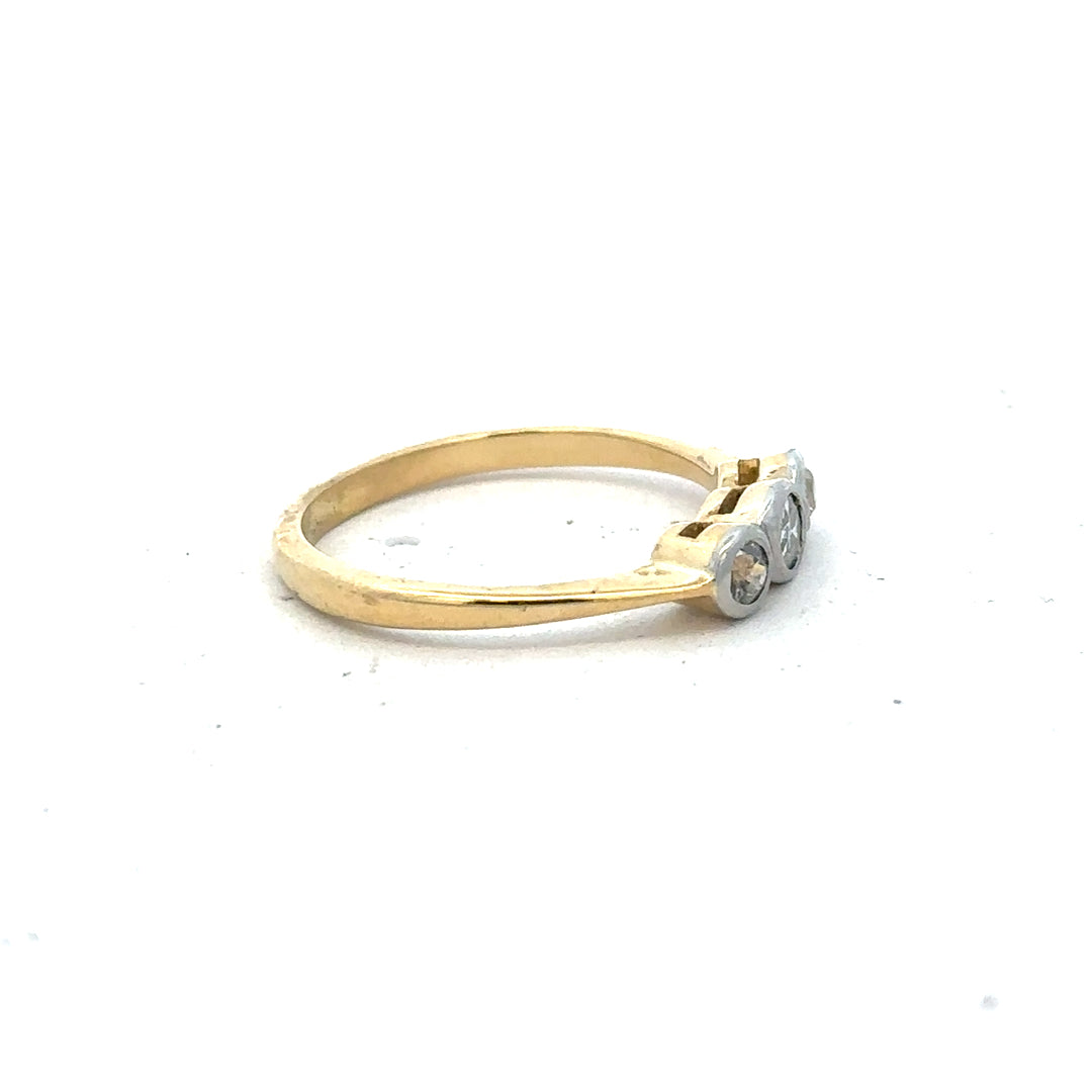 18ct yellow gold diamond ring in size O, featuring sparkling diamonds, unbranded jewelry, elegant and timeless design.