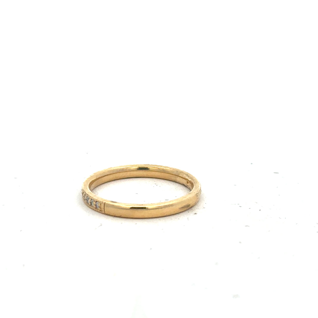18ct yellow gold diamond ring in size P with sparkling diamonds, elegant jewelry piece.