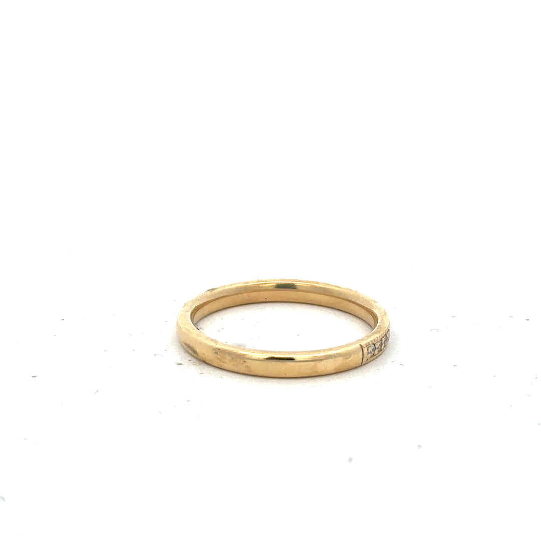 18ct yellow gold diamond ring in size P with sparkling diamonds, showcasing elegant craftsmanship and a classic design.