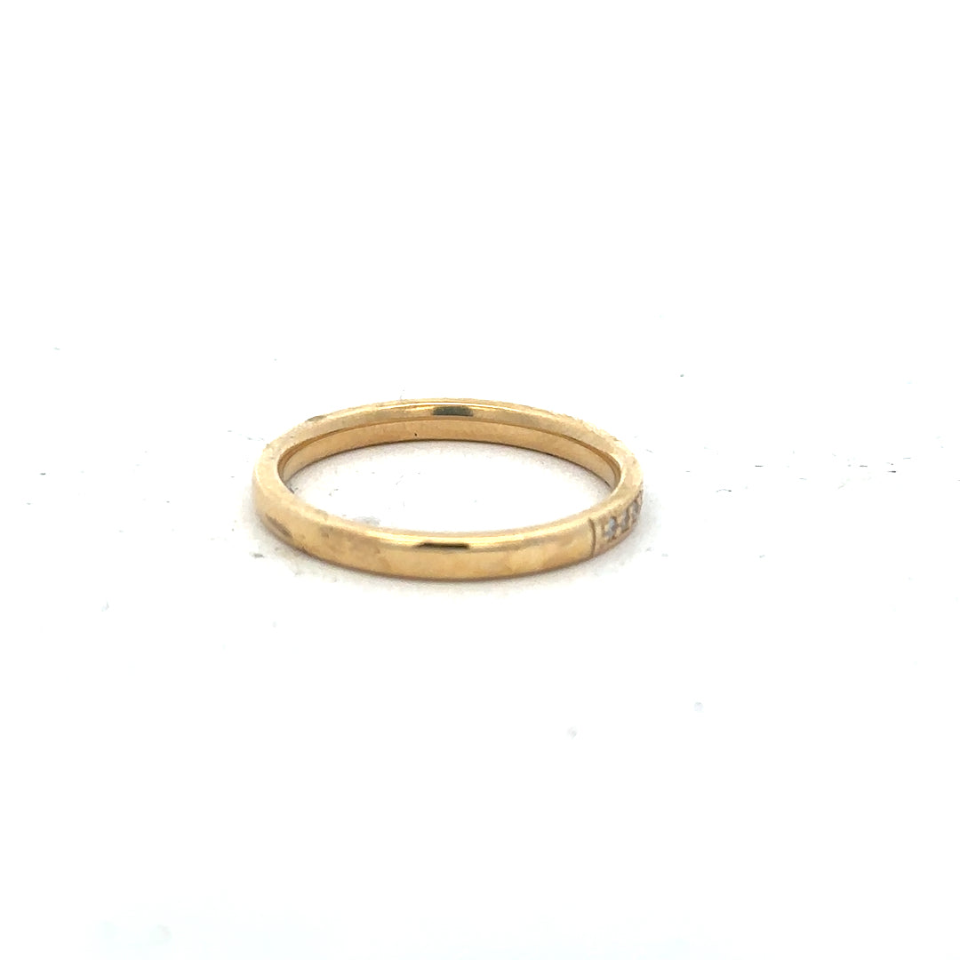 18ct yellow gold diamond ring in size P with sparkling diamonds, showcasing a elegant and classic jewelry design.