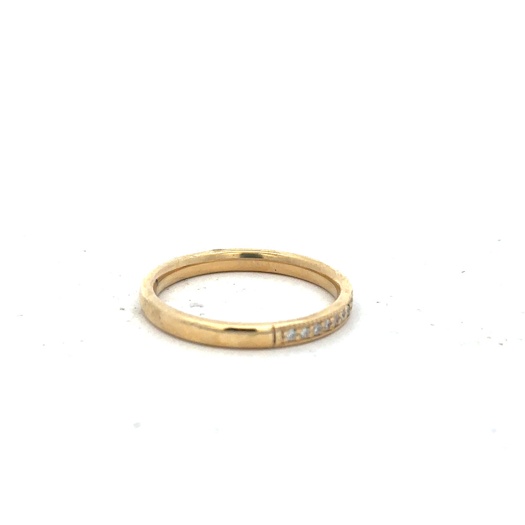 18ct yellow gold diamond ring in size P with sparkling diamonds, showcasing elegant craftsmanship and classic design.