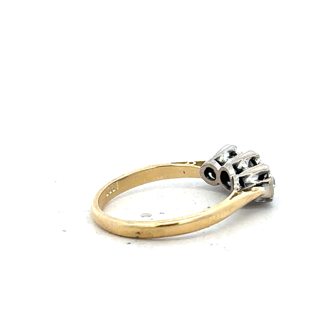 18ct yellow gold diamond ring in size P with sparkling diamonds, elegant jewelry piece.