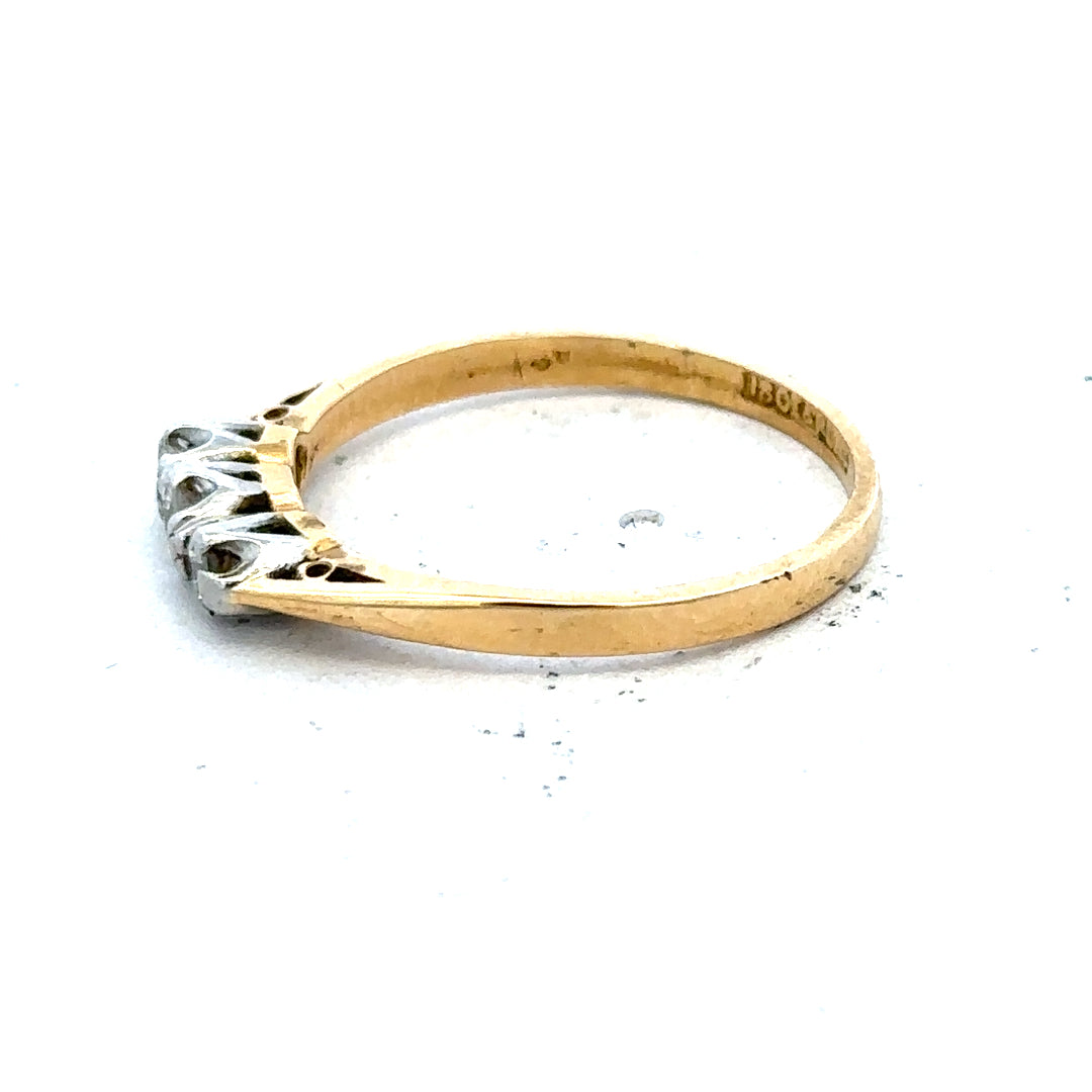 18ct yellow gold diamond ring in size P1/2, featuring a sparkling diamond set in a sleek, elegant band.
