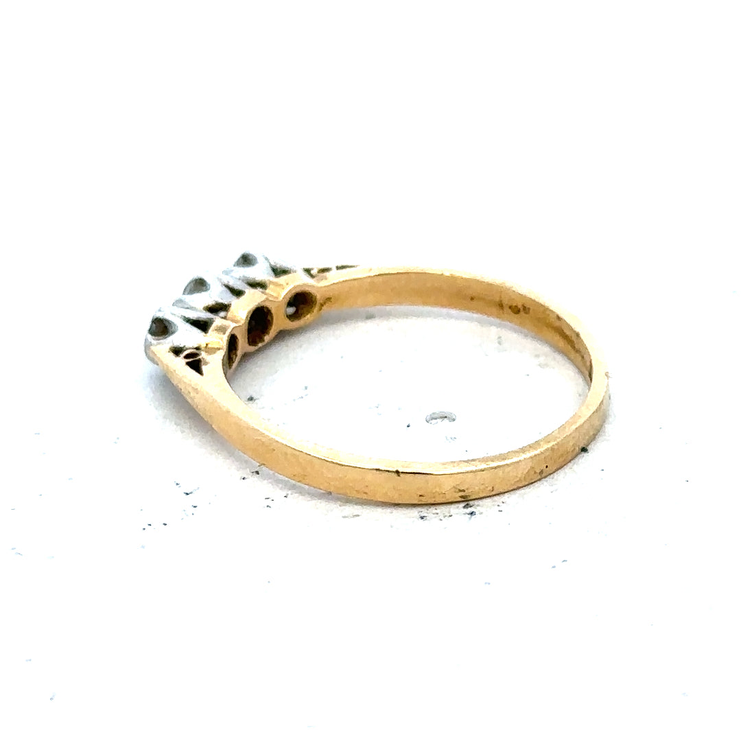 18ct yellow gold diamond ring in size P1/2 with sparkling diamonds and a classic design.