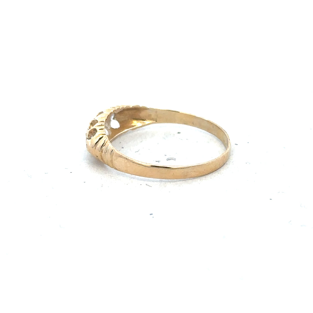 18ct yellow gold diamond ring in size S with sparkling diamonds, elegant jewelry piece with a classic design.