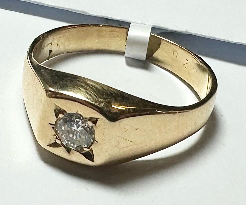 18ct yellow gold diamond ring in size S with sparkling diamonds, showcasing elegant craftsmanship and classic design.